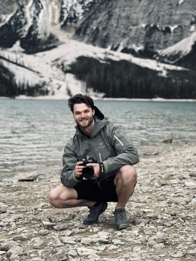 Ruben Colen met zijn camera bij een bergmeer