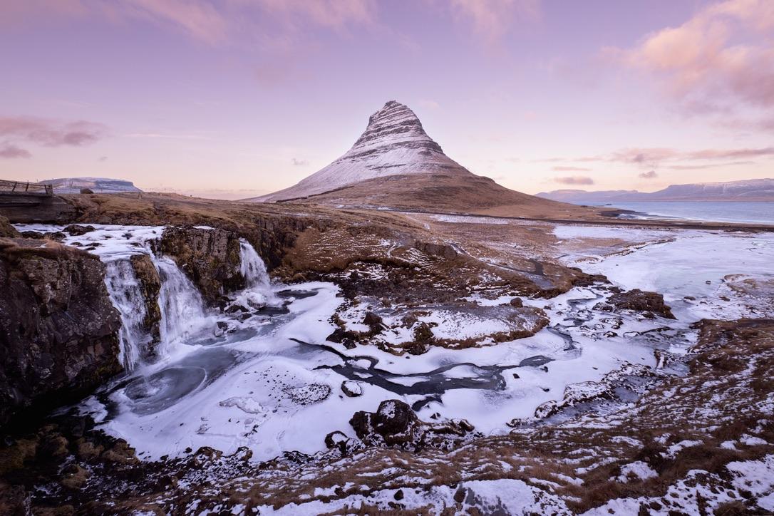 Besneeuwde berg en watervallen in IJsland